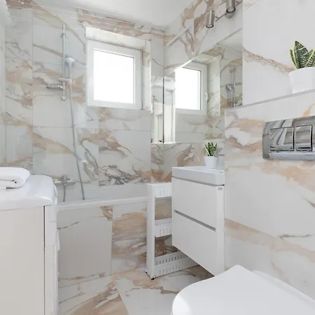 Elegant With Ac 550 M To Copernicus Science Centre By Renters *