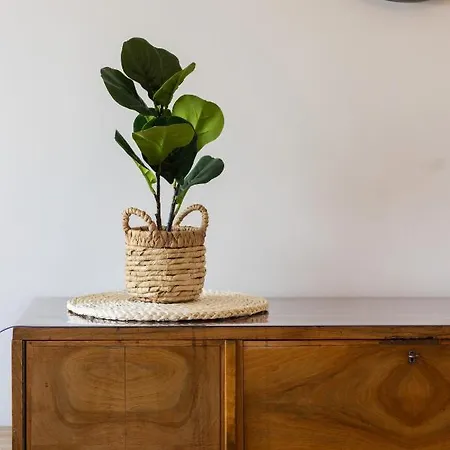 Elegant With Ac 550 M To Copernicus Science Centre By Renters Apartman Varsó